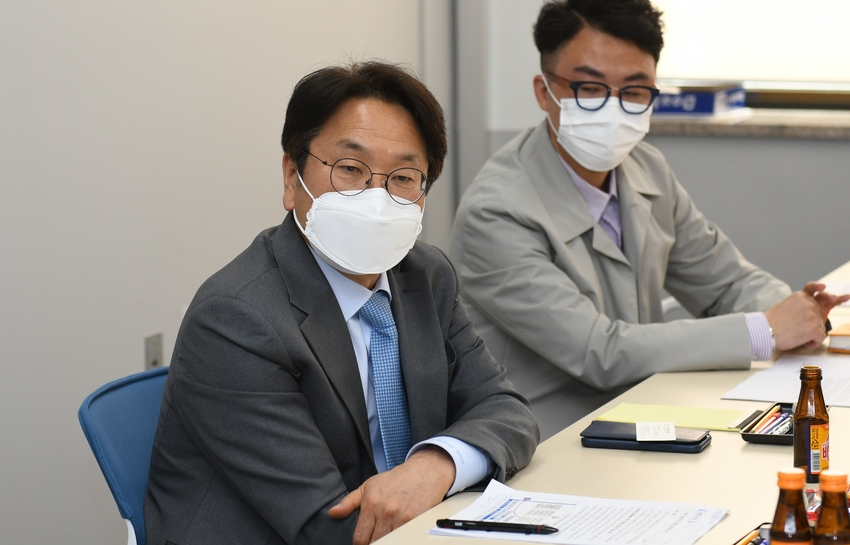  강기정 광주광역시장 예비후보가 5일 광주창조경제혁신센터를 방문, 창업 생태계 활성화 방안을 논의하고 있다.