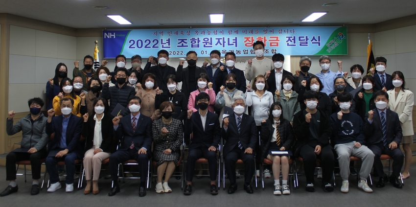 <strong>장학금 전달후 기념촬영을 하고있다</strong>