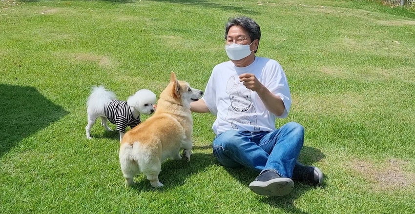 강기정 더불어민주당 광주광역시장 예비후보가 반려동물 놀이시설을 방문해 강아지들과 즐거운 시간을 보내고 있다.