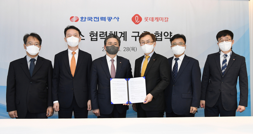  왼쪽부터) 한국전력 이창열 탄소중립전략처장, 최현근 전력혁신본부장, 정승일 사장,<br>
롯데그룹 화학군 김교현 부회장, 황진구 부사장, 김용학 상무