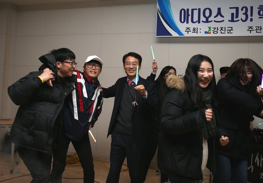 강진원 후보가 2017년 군수 재임 시절 강진군청소년문화의집에서 열린 ‘아디오스 고3!’ 행사에서 학생들과 축하의 시간을 보내고 있다.