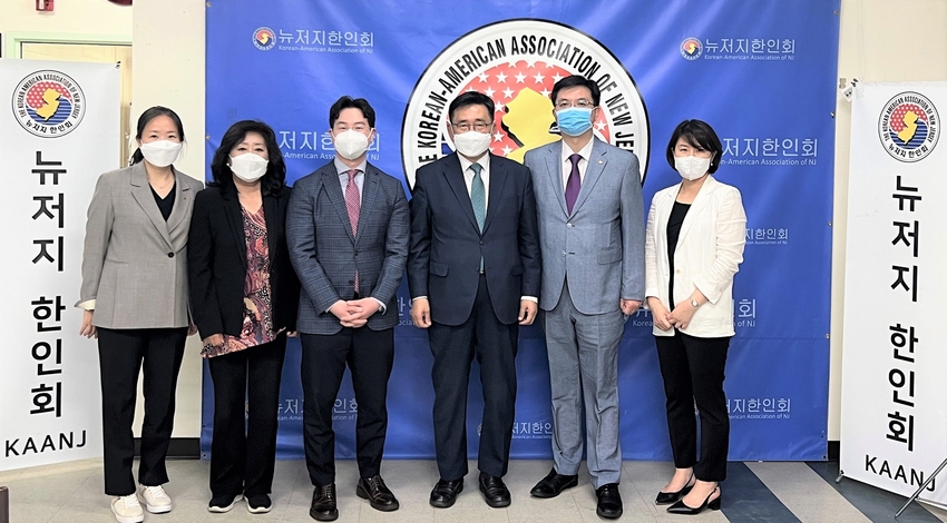 한국농수산식품유통공사 김춘진 사장(우측 3번째), 이창헌 뉴저지한인회장(좌측 3번째)