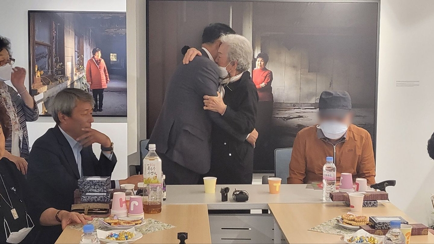 지난 19일 광주광역시 동구 전일빌딩에서 5·18 최초 사망자 고 김경철 씨의 어머니 임근단 씨가 당시 계엄군을 끌어안으며 눈물을 터뜨렸다. /5·18진상규명조사위원회 제공