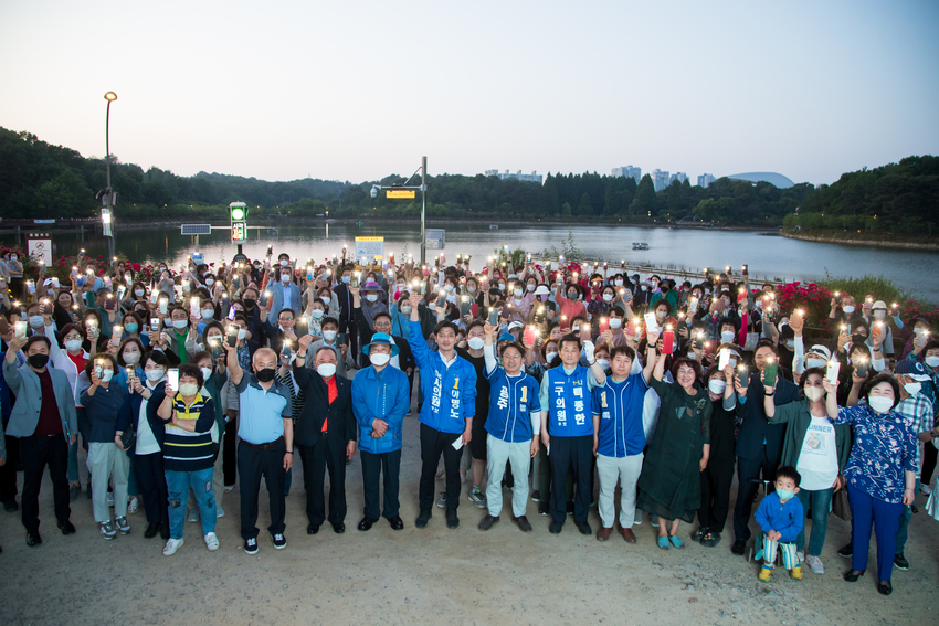 강기정 더불어민주당 광주광역시장 후보는 27일 서구 풍암호수공원에서 시민들과 함께 ‘듣는다 유세’를 진행했다.