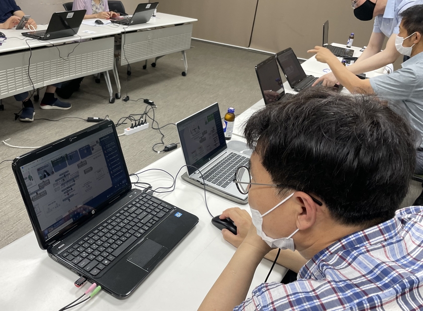 광양경제청 외자유치과 직원들이 메타버스 게더월드에 접속해 해외 투자자들에게 투자유치 설명을 하고 있다.