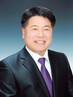 9대 곡성군의회 전반기 의장에 선출된 윤영규 의원
