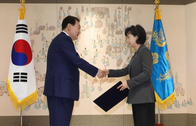 윤석열 대통령이 5일 서울 용산 대통령실 청사에서 박순애 부총리 겸 교육부 장관에게 임명장을 수여한 뒤 악수하고 있다.