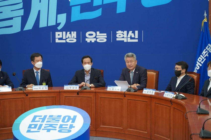 정치보복 수사에 대해 발언하고 있는 김희재 의원