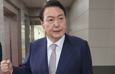 8일 출근길 기자들의질문에 답하고있는 윤 대통령