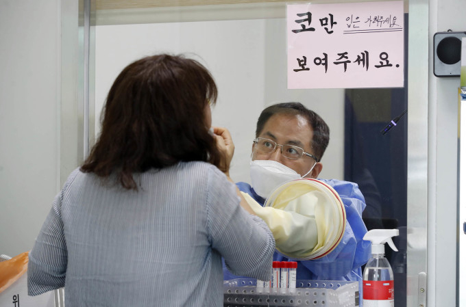 코로나19 위험도가 8주만에 낮음에서 중간으로 올라선 12일 광주 북구 상시선별진료소에서 보건소 의료진이 PCR 검사를 하고 있다.<br>
북구청 제공