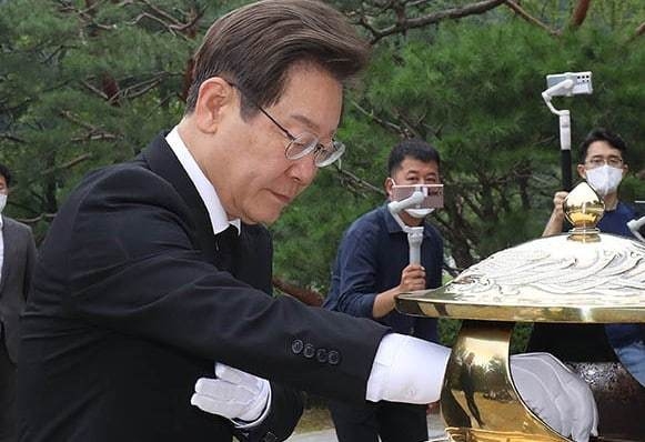김대중 묘소에 분향 중인 이재명 더불어민주당 의원
