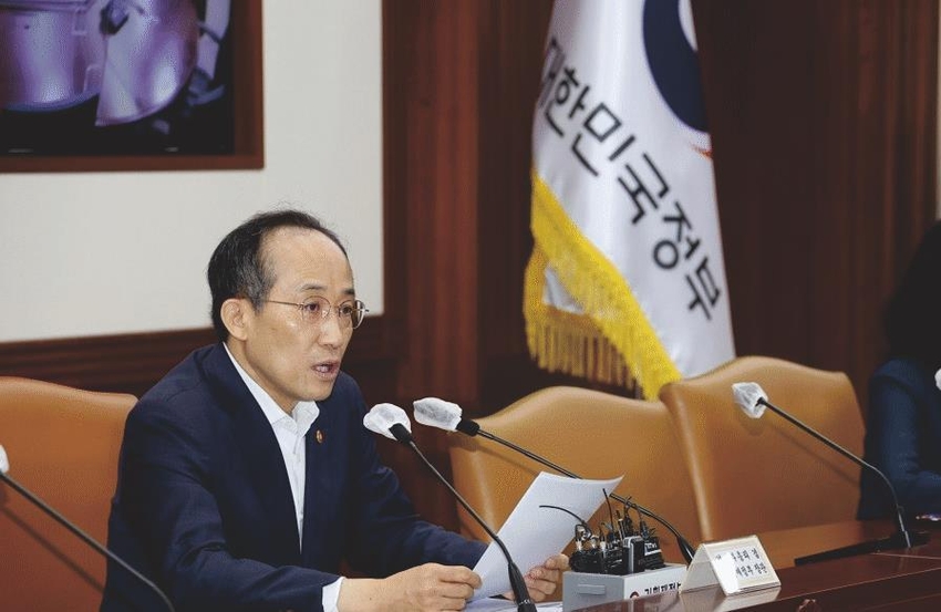 추경호 경제부총리 겸 기획재정부 장관이 8일 정부서울청사에서 열린 비상경제장관회의를 주재하고 있다.