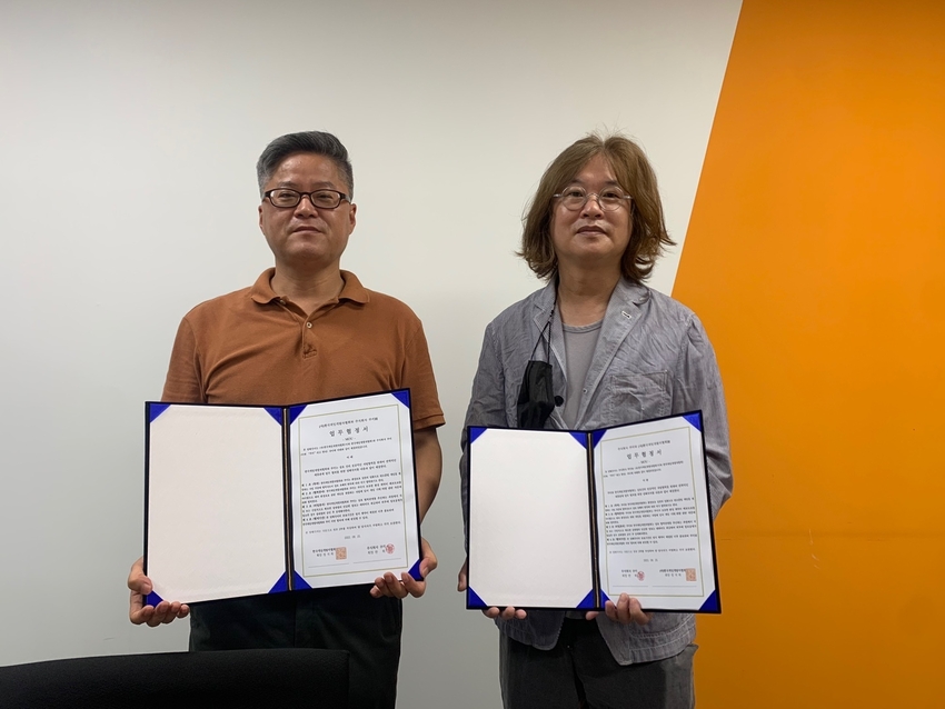 (주)쿠키 대표이사 한희, (오른쪽) (사)한국게임개발자협회 부회장 배경국