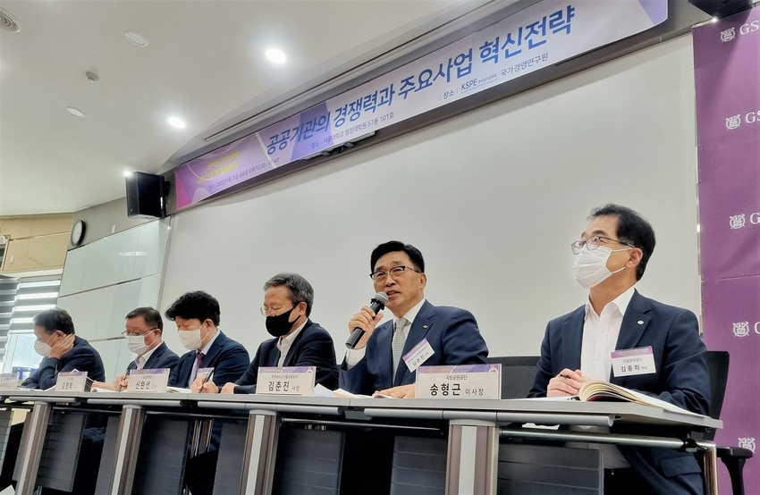 김춘진 한국농수산식품유통공사 사장(가운데), 김준기 한국공기업학회 학회장(좌측 1번째)