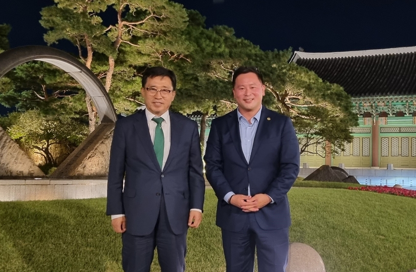 한국농수산식품유통공사 김춘진 사장(좌측), 뉴욕주 론 킴 하원의원(우측)