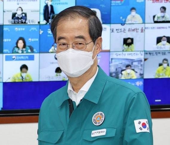 코로나19 대응 중앙재난안전대책본부 회의에 참석하고 있는 한덕수 국무총리