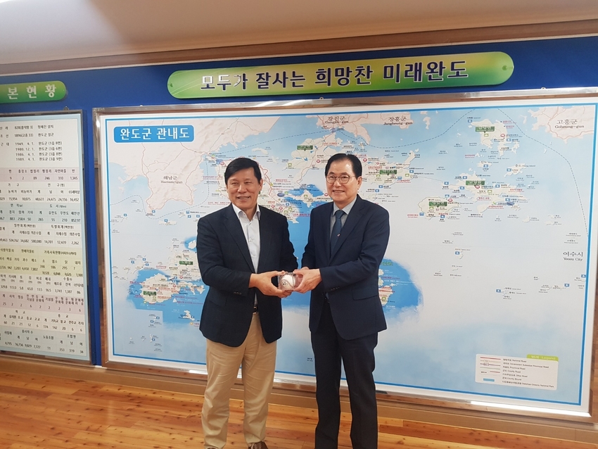 허구연 총재, 신우철 완도군수 사진