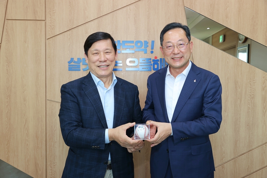 허구연 총재, 명현관 해남군수 사진