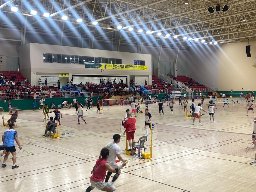 화순적벽배 배드민턴 축제 1/2 : 제6회 화순적벽배 배드민턴 축제가 15~16일 2일간 하니움문화스포츠센터 실내체육관 등에서 열렸다. 사진은 하니움문화스포츠센터 실내체육관에서 배드민턴대회 경기를 하는 모습.