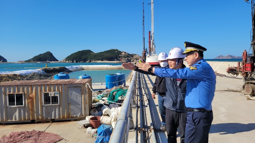 김종욱_서해지방해양경찰청장이 19일 흑산항 전용부두 공사현장을 찾아 진행상황을 점검하고 있다