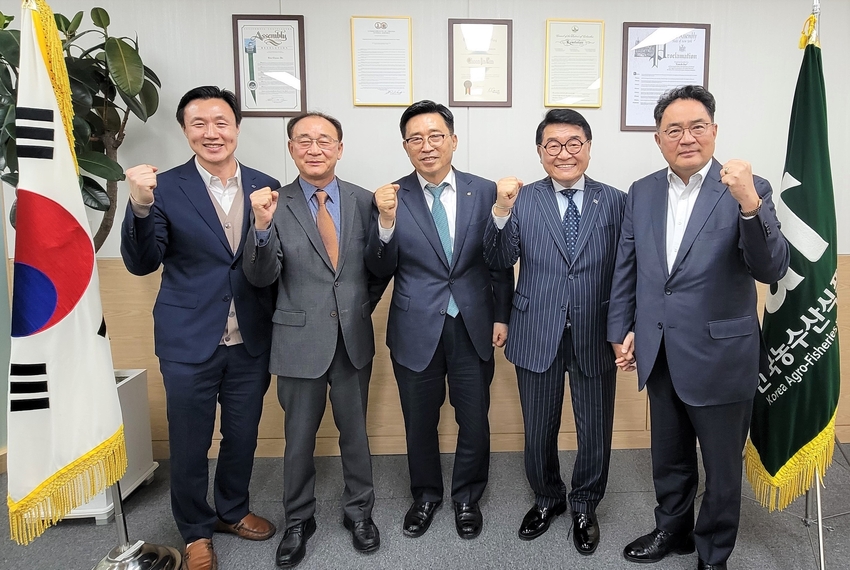 한국농수산식품유통공사 김춘진 사장(좌측 3번째), 해태USA 정정우 대표(좌측 2번째), NH농협무역 지준섭 대표(우측 1번째), 미서부한세계화협회 임종택 회장(우측 2번째)