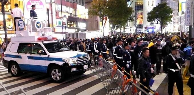 일본 경찰 기동대가 핼러윈 행사의 성지인 도쿄 시부야에서 바리케이드를 설치하고 인파를 관리하고 있다.