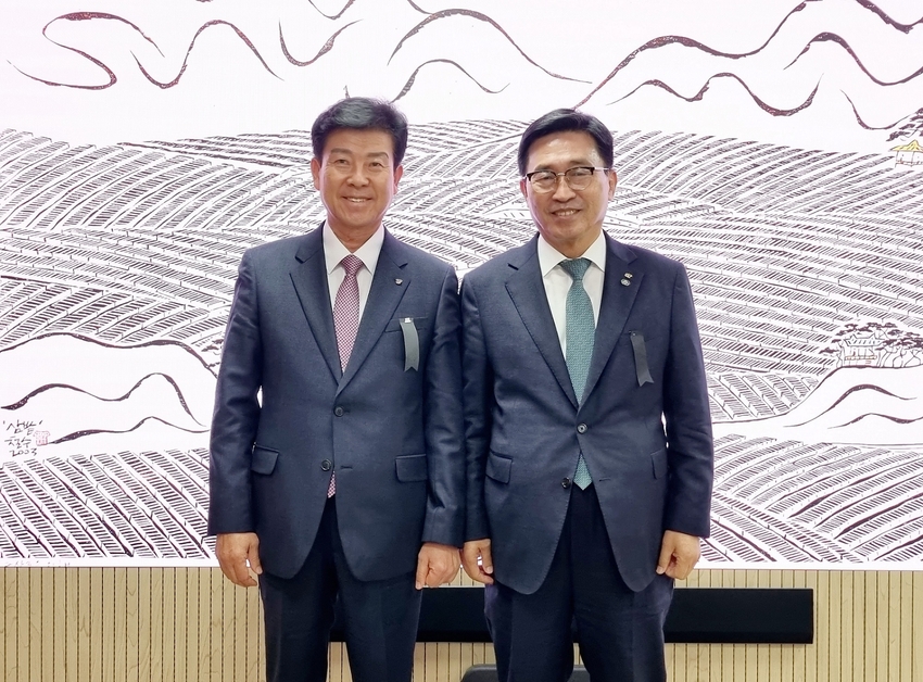 한국농수산식품유통공사 김춘진 사장(우측), 박범인 금산군수(좌측)
