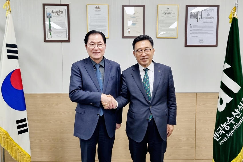 한국농수산식품유통공사 김춘진 사장(우측), 신우철 완도군수(좌측)