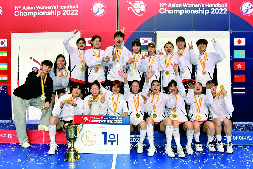  4일 오후 서울 송파구 올림픽공원 SK핸드볼경기장에서 열린 제19회 아시아 여자핸드볼 선수권대회 결승전 대한민국과 일본의 경기에서 승리를 거두며 6회 연속 우승을 차지했다.