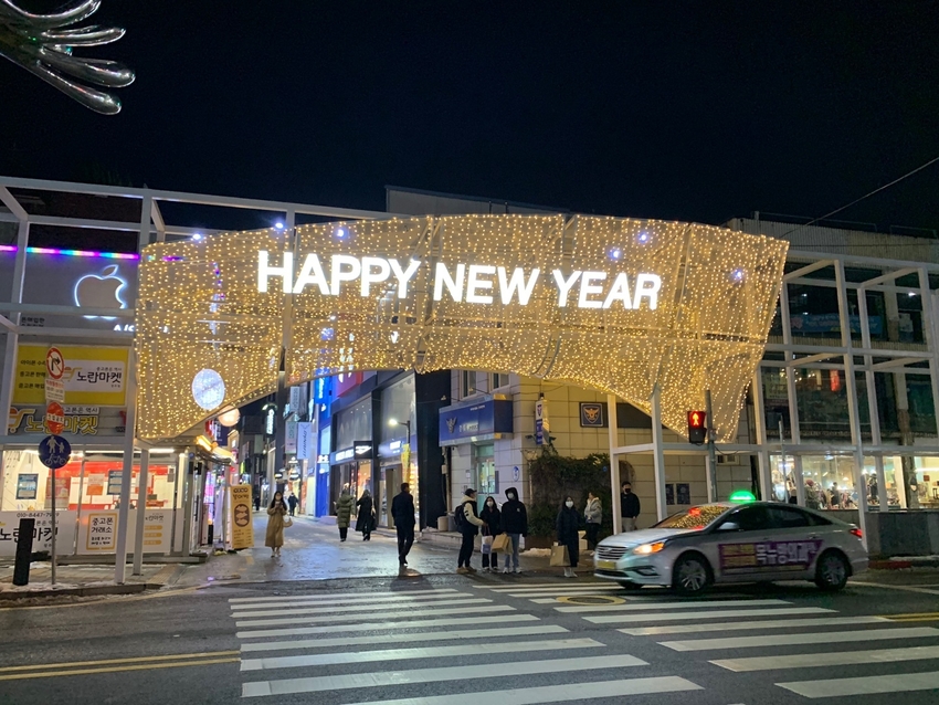  충장치안센터 앞 광주폴리 99칸에 설치된 아트조명