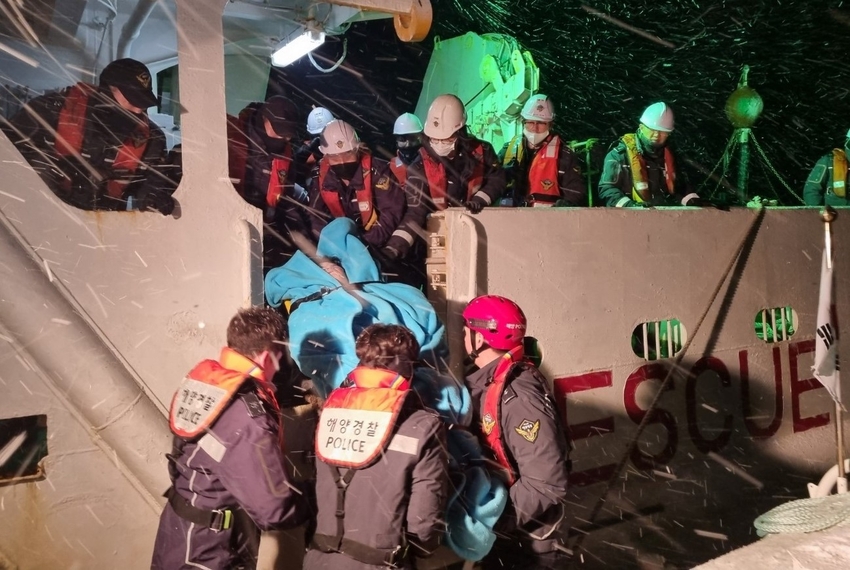  목포해경이 신안군 흑산도에서 구토증상을 보인 주민을 긴급 이송하고 있다
