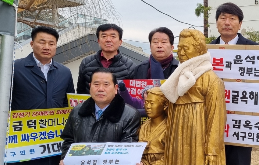 양림5거리에 위치한 위안부 최초 증언자 이옥선 할머니를 기리는 소녀상에 모인 광주 무소속 구의원들