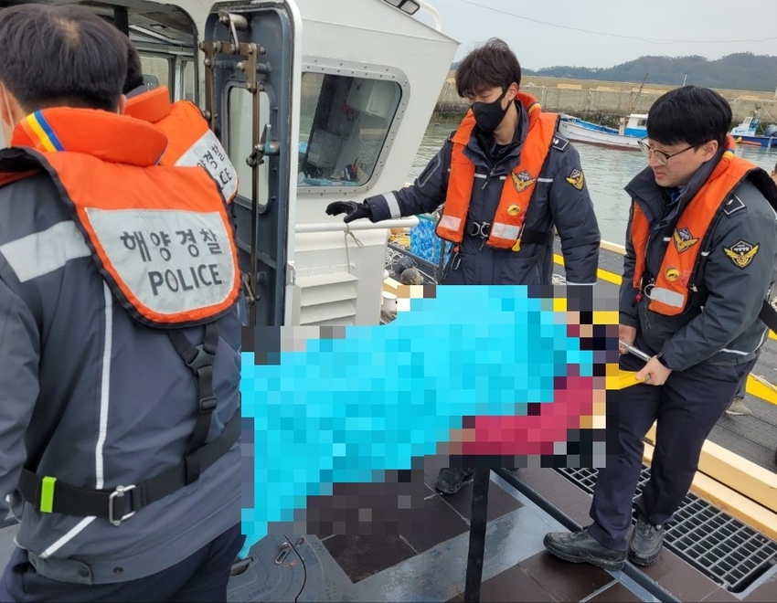 목포해경이 15일 진도군에서 발생한 응급환자를 이송하고 있다