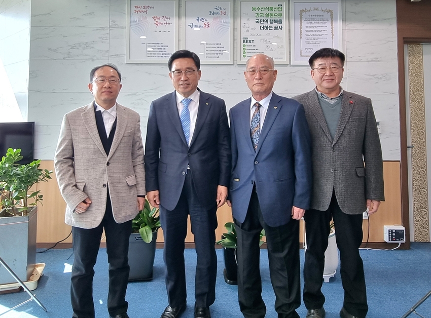 한국농수산식품유통공사 김춘진 사장(좌측2번째), (사)부신정회 유정호 대표이사(우측2번째), 바다의향기 조상완 시설장(우측1번째)