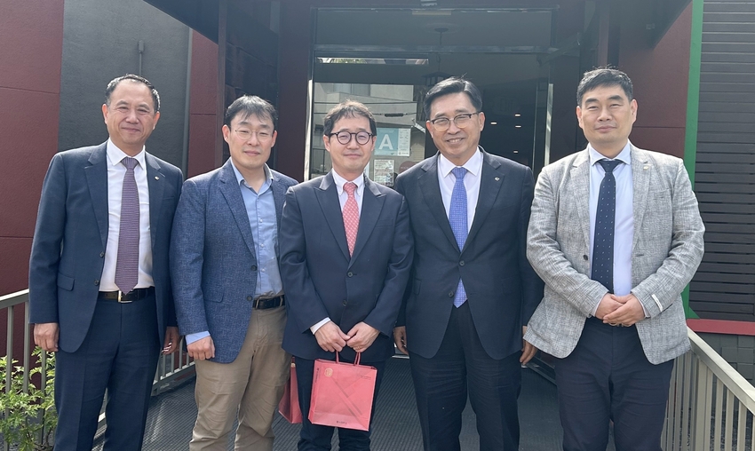 한국농수산식품유통공사 김춘진 사장(우측2번째), LA총영사관 권성환 부총영사(우측3번째)