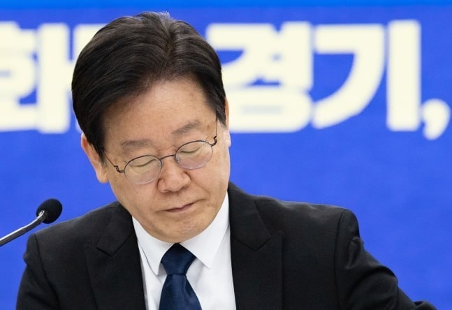 이재명 대표가 10일 경기도 수원시 경기도의회에서 열린 현장 최고위원회에 참석해 전씨의 죽음에 안타까워 하고있다.