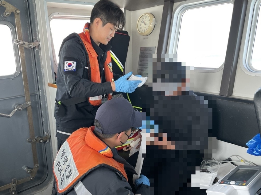 해양경찰이 손가락 절단 환자를 응급조치하고있다.