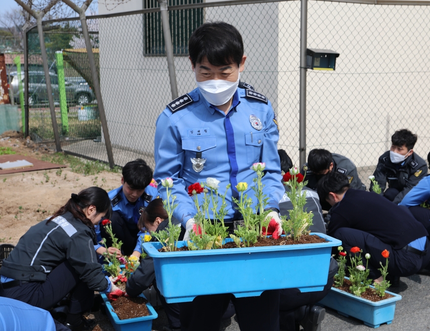 목포해경서장이 청사 환경개선 작업에 동참하고 있다.