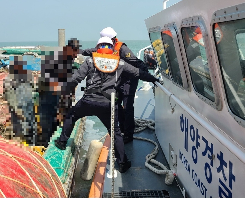 목포해경이 해상에서 응급환자를 이송하고 있다