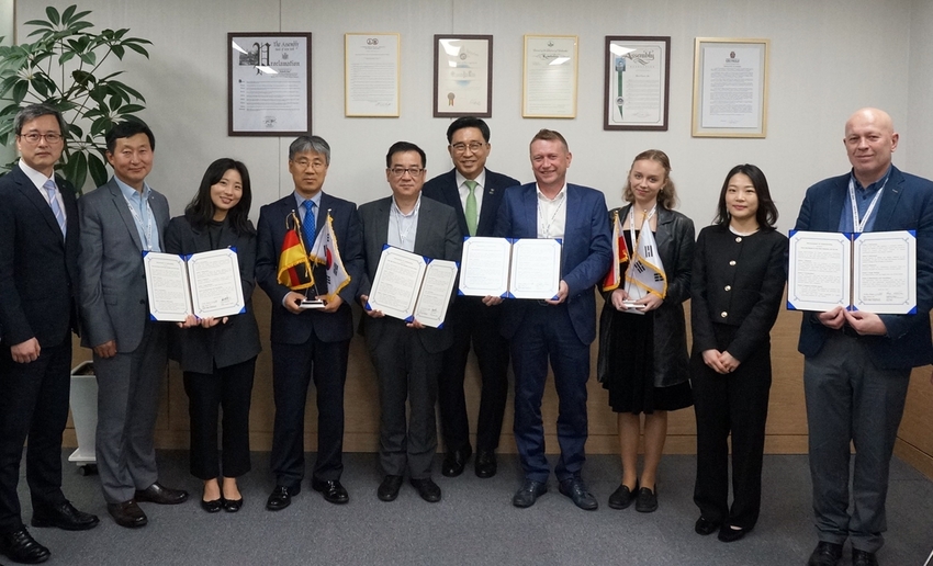 한국농수산식품유통공사 김춘진 사장(우측 5번째), 독일 Orient Master 대표 Yang Jiandong(좌측 5번째), 폴란드 Lucky Fish 대표 Rafal Tusznio(우측 4번째), 폴란드 Fair Fish 매니저 Andrzej Kalita(우측 1번째)