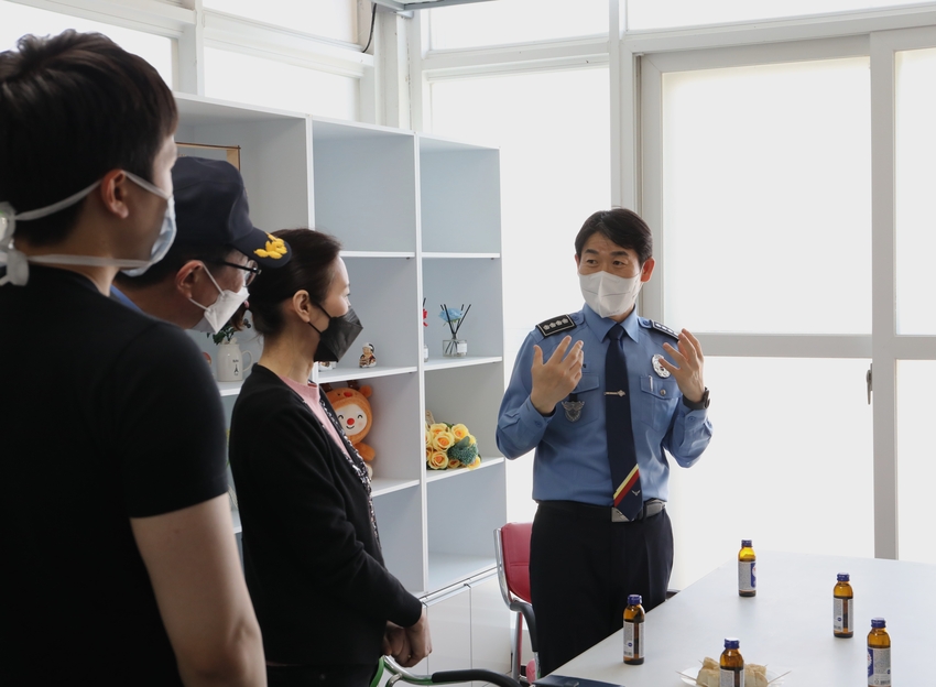 목포해경서장이 지도 보건지소를 방문했다.