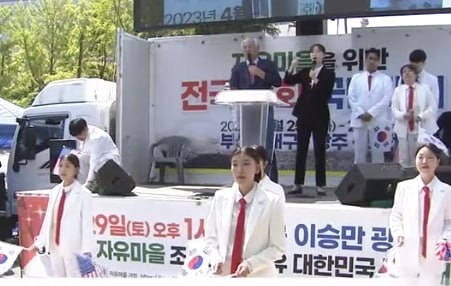 광주역 광장에서 전광훈 목사가 연설을 하고 있다.