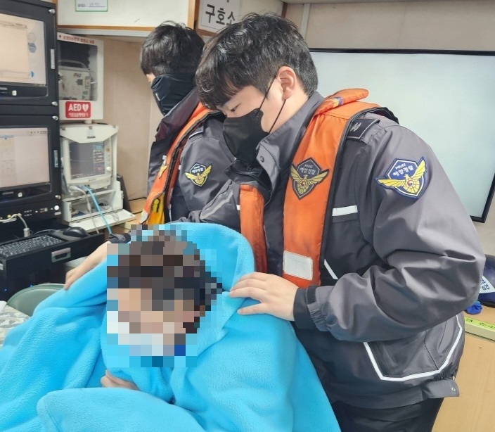 목포해경이 오한을 호소하는 외국인 선원을 조치하고 있다.