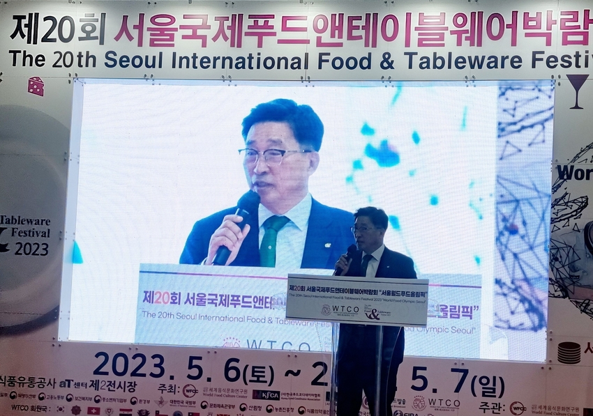 축사하는 한국농수산식품유통공사 김춘진 사장