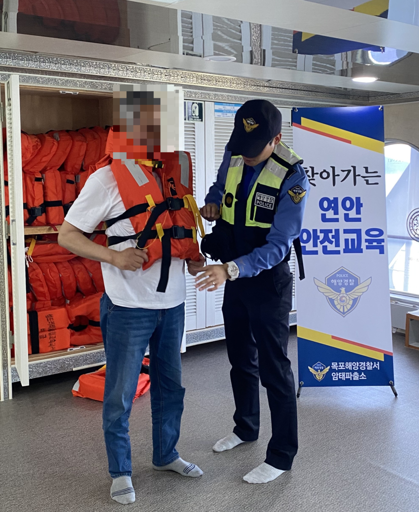 목포해경이 여객선 승객 대상으로 연안안전교육을 하고 있다.