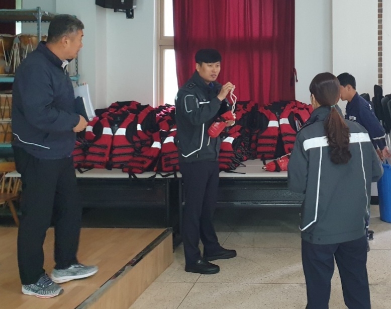 목포해경이 지난 22일 진도군청소년수련원에서 성수기 대비 집중 안전점검을 하고 있다