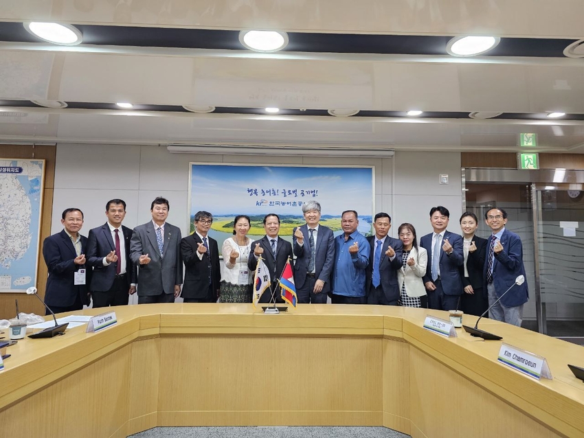 캄보디아 수자원기상부 차관 등은 한국농어촌공사 나주 본사 재난안전종합상황실 현장학습 후 기념 촬영을 하고있다.