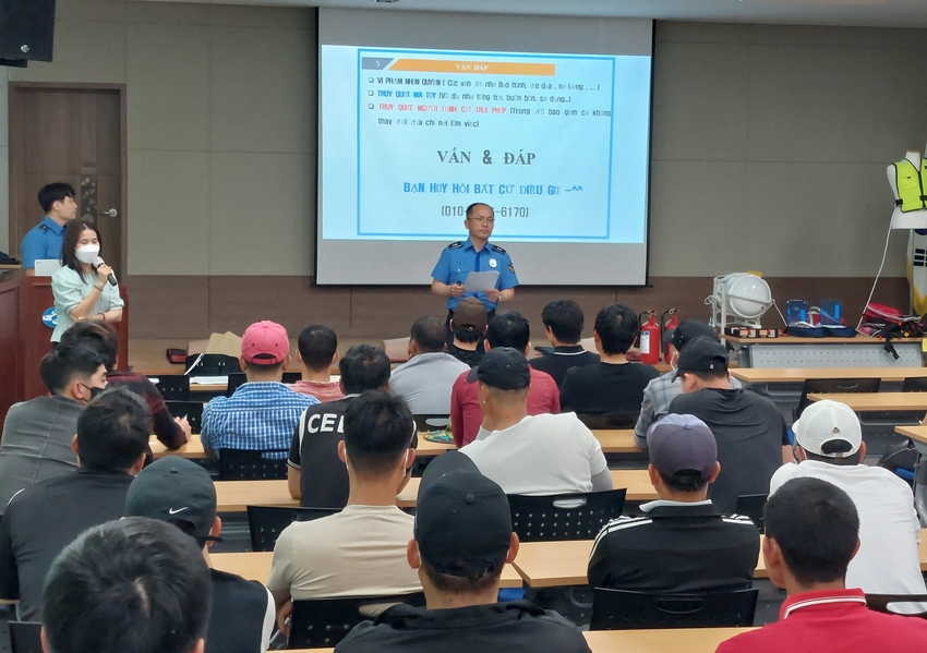 목포해경이 해수산 종사 외국인 근로자들을 대상으로 마약범죄 예방교육을 실시하고 있다.