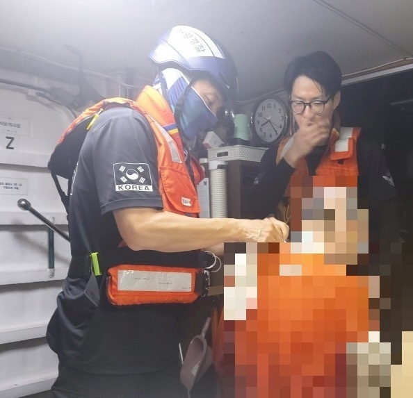 목포해경이 도서지역 환자를 응급조치 하고 있다.