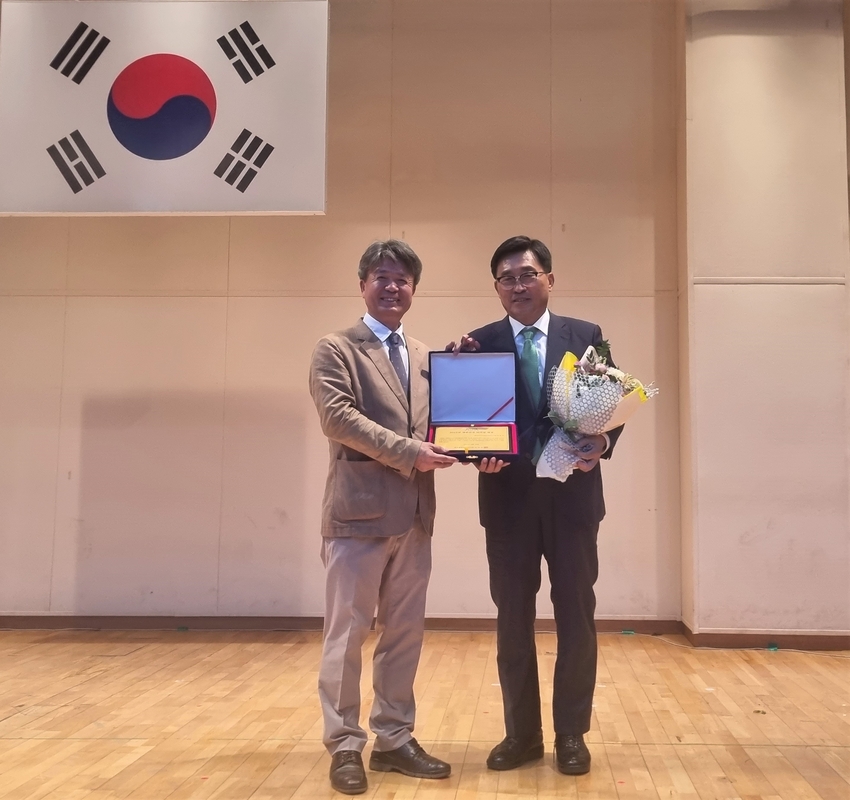 한국농수산식품유통공사 김춘진 사장(우측), 한국행정학회 이덕로 회장(좌측)